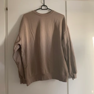 Beige sweatshirt  - Beige basic sweatshirt från hm. Sparsamt använd, overzised i modellen. Köparen står för frakten.