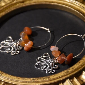 Örhängen bläckfiskar - Örhängen med äkta karneol och bläckfisk berlocker. 