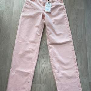 Rosa jeans ifrån zara, säljs då de är köpta i fel storlek. Storlek 36! Aldrig andvända inte ens testade då de var alldeles för små. Kan hämtas i Halmstad eller skickas mot frakt, 66 även spårbart då. Säljes för 300kr eller högsta bud