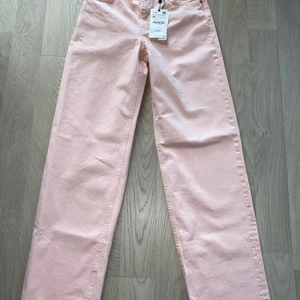 Zara nya jeans   - Rosa jeans ifrån zara, säljs då de är köpta i fel storlek. Storlek 36! Aldrig andvända inte ens testade då de var alldeles för små. Kan hämtas i Halmstad eller skickas mot frakt, 66 även spårbart då. Säljes för 300kr eller högsta bud