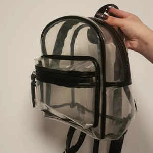 Transparant ryggsäcke - Skit cool transparant ryggsäck från even odd. Skit cool och nästan inte alls använd. 🤩🤩