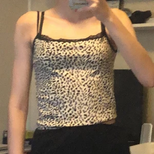 Linne - Supersnyggt linne från SHEIN. Spetsen släppte lite på baksidan, men har sytt fast det (syns ej) så det kommer inte släppa igen