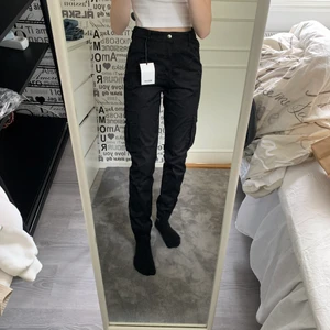 cargobyxor - säljer mina oanvända cargobyxor från madlady då dom aldrig kommit till användning. dom är i stlk M men passar mig som har XS/S med ett skärp. 