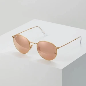 Ray ban  - Säljer mina ray ban med rosa glas! Inköpta i Antibes hos en optiker för några år sedan för 1500kr och är försiktigt använda💕