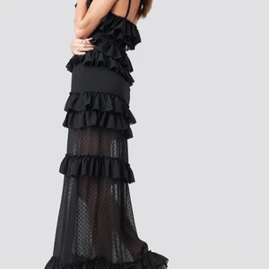 Svart räfflad maxiklänning - Maxiklänning från NAKD, använd 1 gång. I nyskick. Nypris 549kr men jag säljer för 300kr. Storlek 38. Meddela mig för fler bilder och information!🌷🥰