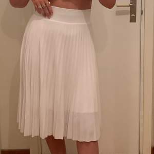 Säljer min plisserade, högmidjade kjol från Anna Field. Tyvärr har jag inte haft så mycket användning av den, har endast använt den en gång sedan jag köpte den, och vill därför sälja den. Den är väldigt fin och väldigt skön! Perfekt i sommar✨ Nypris 329kr