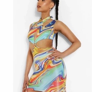 Klänning - SKITSNYGG trendig festklänning från boohoo. Säljer då den inte passar mig. Aldrig använd men lappar kvar 