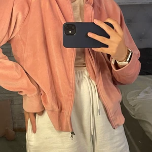 Rosa kofta - Är i fleece material, storlek L (barnavdelningen), okej skick det finns en del på koftan som är lite missfärgad men annars är allt i bra skick, den är vintage så vet inte vart den kommer ifrån