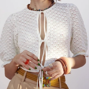 Topp Zara - Oanvänd söt kofta från Zara! Tror den är slutsåld och Säljer pga att jag inte fått någon använding av den 💕