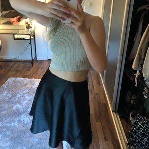 silkes kjol - Säljer denna super fina svarta silkes kjol ifrån NA-KD, kjolen är i storlek 38🖤🖤