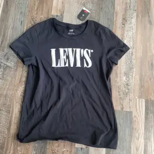 Svart Levis t-shirt aldrig använd , 