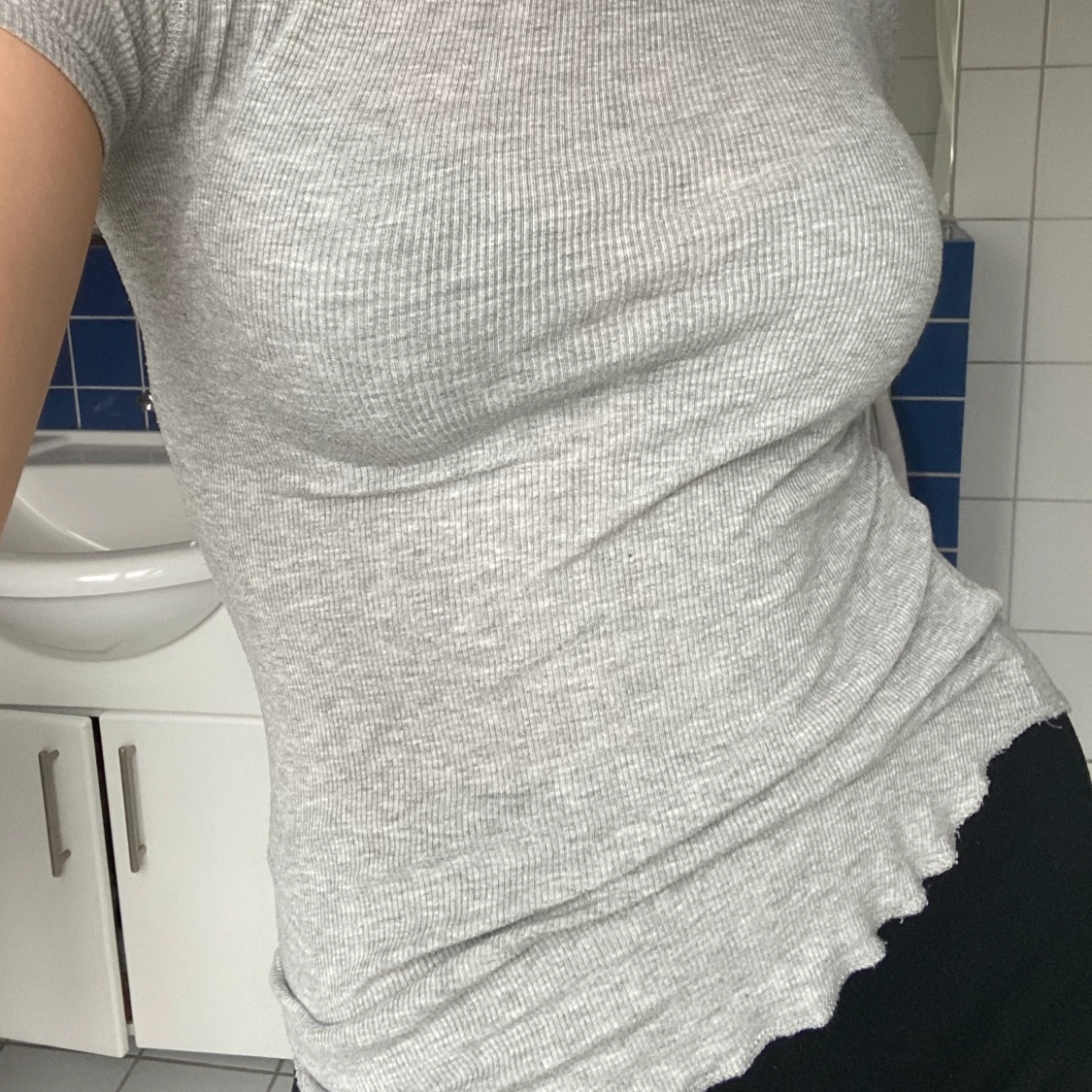 Grå stretchig T-shirt  - 90