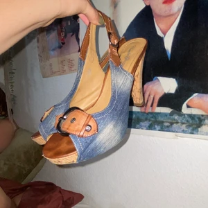 Denim pumps - As snygga jeans klackar med bruna läder detaljer. Hyfsat skick