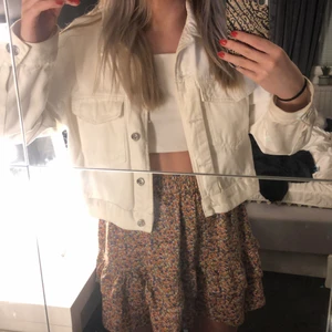 Vit croppad jeans jacka - En vit croppad jeans jacka i storlek S ifrån GinaTricot! Jätte fin och skön jacka men jag säljer den då jag har en exakt lika dan fast en strl större.  INKÖPT PRIS 499kr