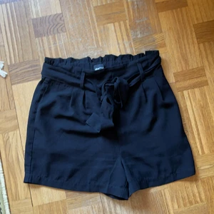 Shorts - Shorts med knytning. Så gott som nya. Frakt blir billigare vid köp av flera plagg
