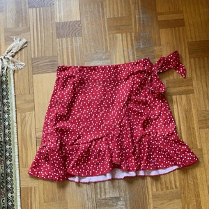 Kjol - Jättefin kjol, helt ny. Frakt blir billigare vid köp av flera plagg. Storlek M men passar bättre på S