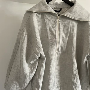 Grå tröja från Zara - Superfin grå oversized tröja från zara som längre inte säljs. Säljer denna tröja då den inte kom till någon användning. Prislapp sitter kvar på😊 