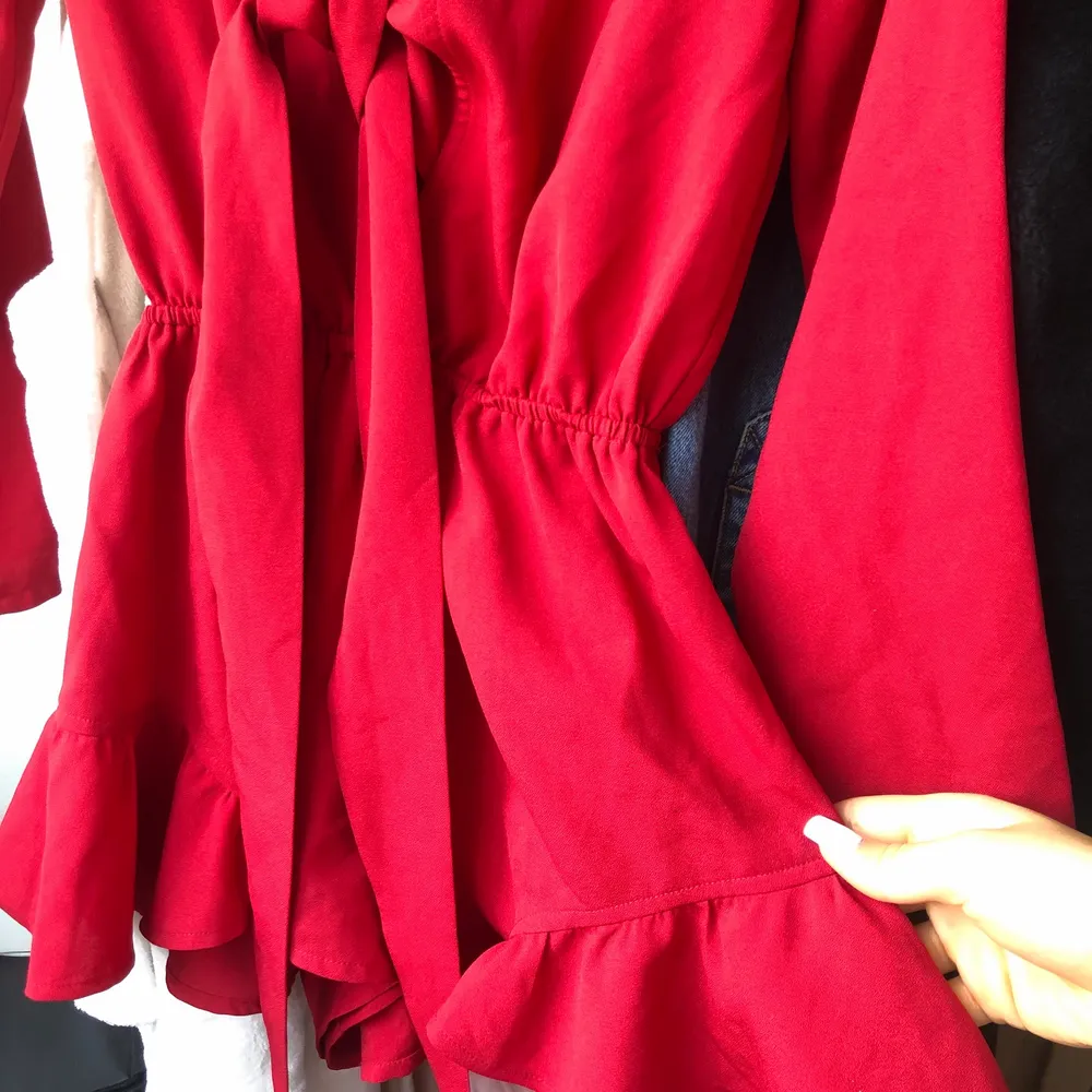 SUPERFIN röd playsuit från glamorous, som tyvärr är för liten:/ den perfekta röda färgen, som knyts i fram och har volang nertill knappt använd vid endast ett tillfälle. Klänningar.
