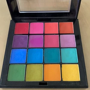 Ögonskuggspalett - Ögonskuggspalett i regnbågens färger från nyx 🌈 Inte mycket använd, säljer för 70kr..