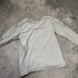 Calvin Klein långärmad  - Långärmad Calvin Klein tröja. Size 164/176 cm