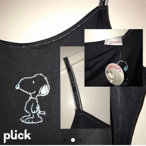 Snobben klänning - JÄTTESÖT snobben klänning i svart med blåglittriga sömmar, original tagg kvar, rhinestones och fler fina detaljer. Den sitter tajtare vid bröstkorgen och blir lösare ju längre ner på klänningen det går. Slutar vanför knäna