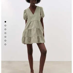 Klänning i linne - En helt oanvänd klänning ifrån zara i ett jättefint linnetyg.