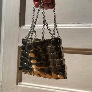 Vintage mini väska - Väldigt speciell och fin mindre väska köpt vintage 😍Saknar två silverplattor (se sista bild) 