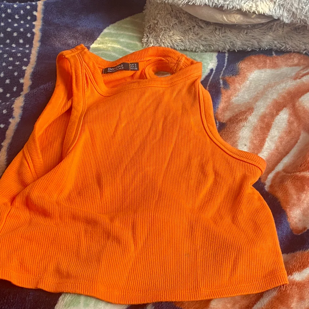 En orange top som är väldigt stretchig (kan även passa M) som har blivit för stor för mig att använda :(, så jah säljer vidare den. Lätt en av dom mest bekväma tröjorna nu för sommaren!. Toppar.