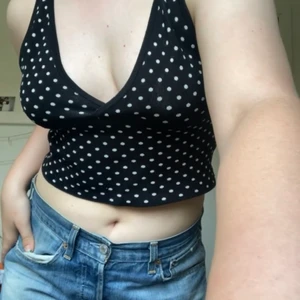 zara top - as gulligt linne från zara som inte direkt kommer till användning för mig 💕 köparen står för frakt och fråga om frågor ! står storlek L men passar mig (s-m)