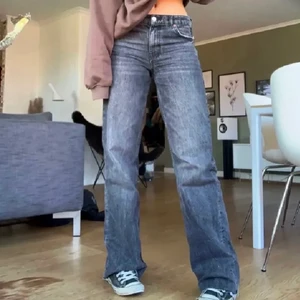 Zara jeans - INTRESSEKOLLAR: funderar på att sälja mina medelhöga zara jeans, bra skick. Älskar de men tyvärr så kommer de inte till så mycket användning :( jag är 160 cm. Har 25 i jeans. Man kan klippa de efter sin längd, jag har klippt efter min längd. Buda 🥰🥰 (första bilden är lånad)  bud 410