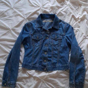 Jean jacket M  - Jätte bra skick! Säljer för de kommer tyvärr till ingen användning. 