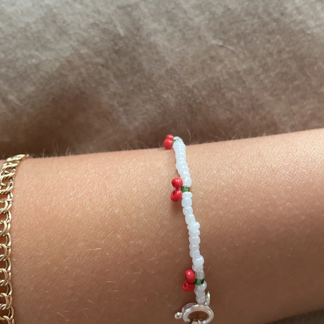 Pärlarmband med körsbär 🍒  - 90