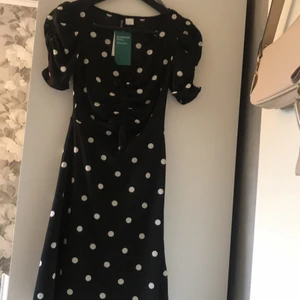 Klänning  - Säljer denna söta prickiga klänningen från hm då den aldrig kommit till användning den är i storlek xxs men passar xs.✨🤍 om du vill ha bättre bilder på den så är det bara att skriva!