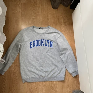Grå sweatshirt, ”Brooklyn” - Använt fåtal gånger, bra skick💞