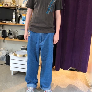 Baggy jeans - Tvärsnygga jeans som sitter mycket baggy. Lite långa på mig som är 160 men jag viker upp dem längst ner.