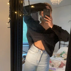 Chiquelle stickad tröja - Så så fin och unik stickad tröja från chiquelle i svart, strl S🌼 perfekt till hösten eller att dra över på en sommarkväll! 