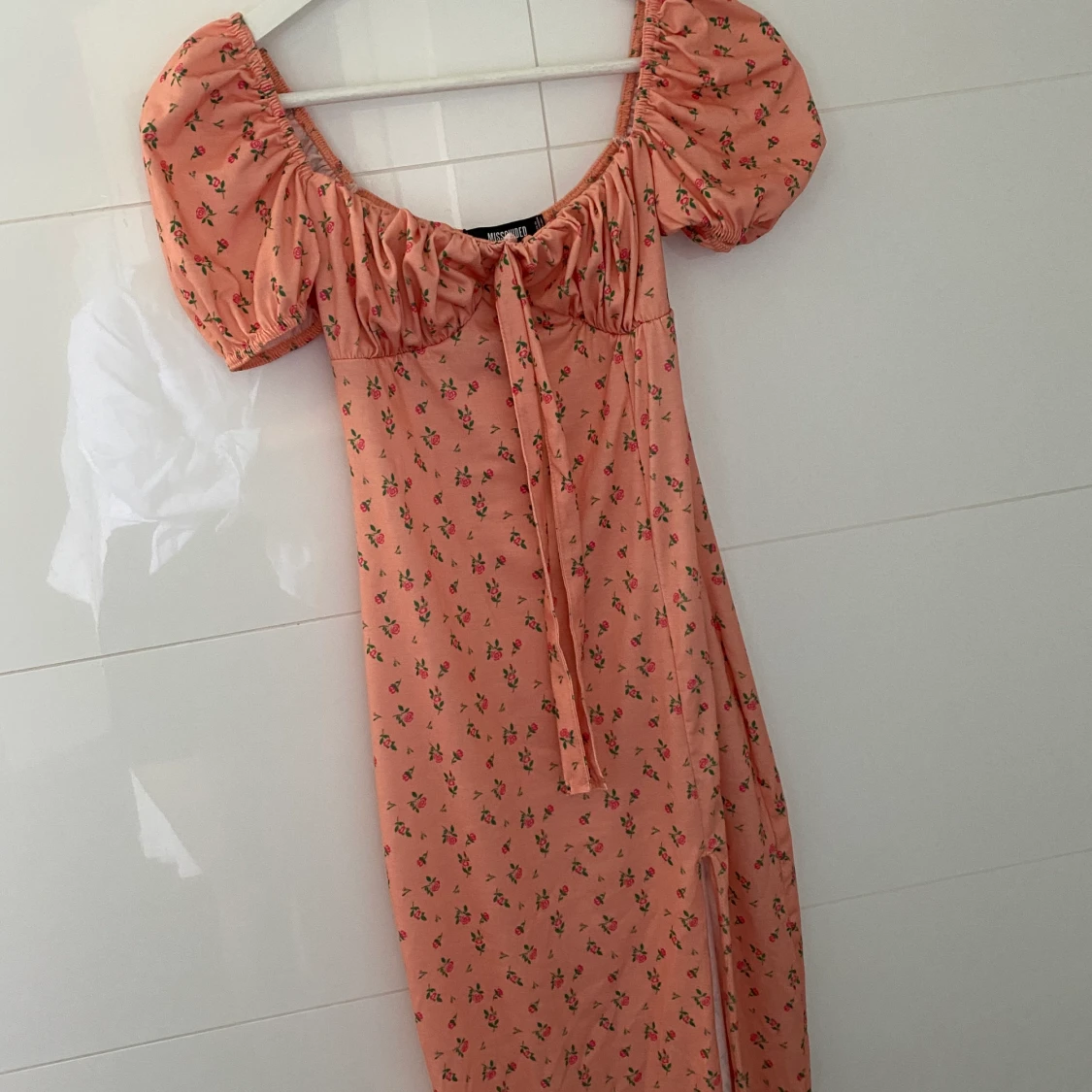 Peachfärgad klänning från missguided