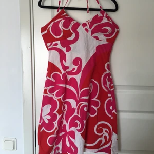 Klänning  - Superfin sommar klänning i storlek eur 38 - motsvarar M. Har en liten dragkedja på sidan av klänningen, resår på baksidan längst upp och knytning framtill, kan skjustera såsom önskar. Fint skick 