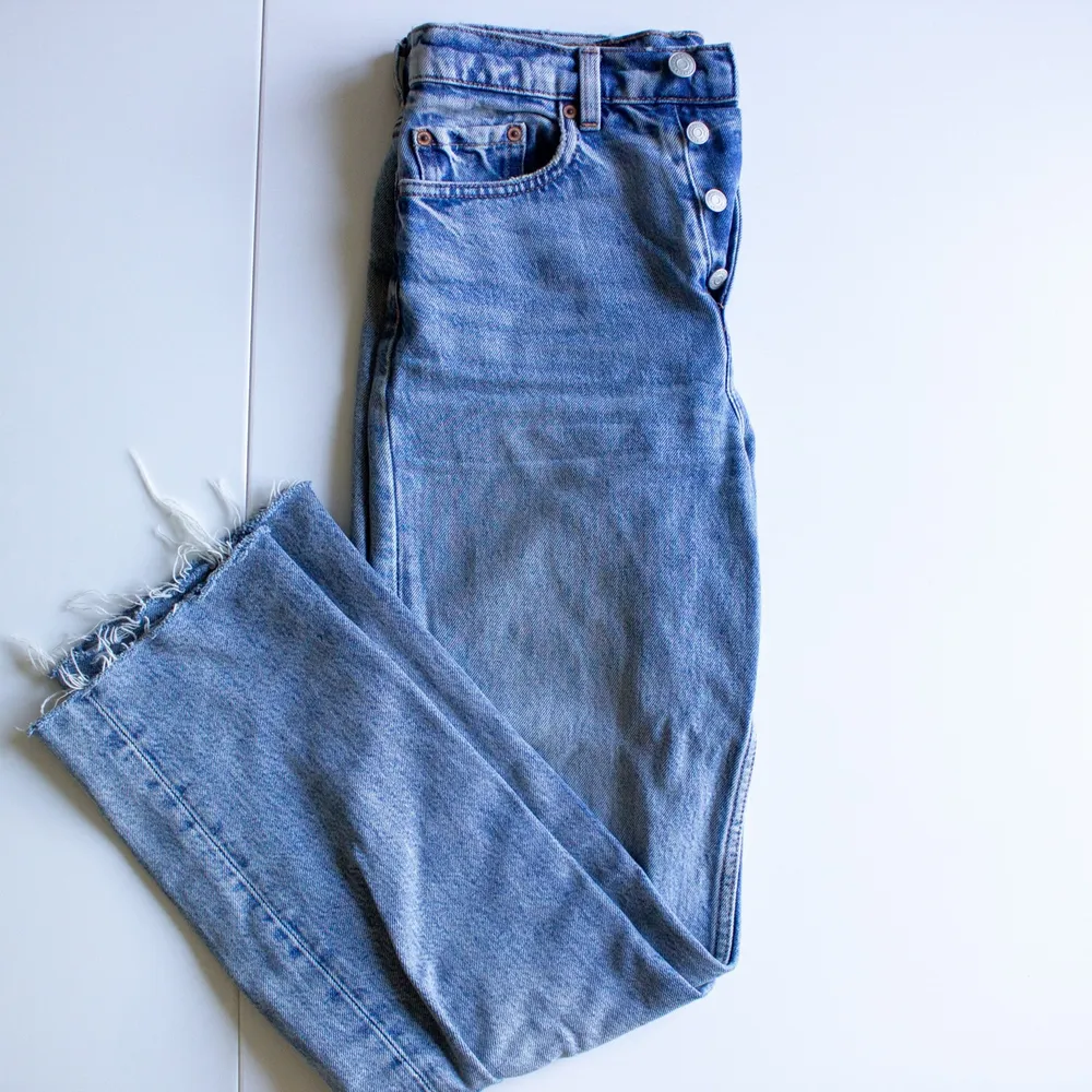 Jeans från Other Stories i storlek 27 med räfsar/fransar längst ner. Säljer pga lite korta för mig, jag är 175cm 🌺. Jeans & Byxor.
