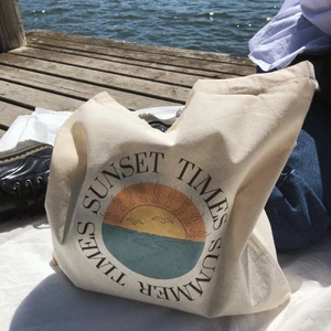 Totebag - Tygpåsar med tryck som finns flera exemplar. Kan tvättas upp till 40-60 grader i tvättmaskin får ej tvättas för hand. Hållbara och miljövänliga gjorda utav 100% bomull. Dom görs för hand med värmepress. 70kr + frakt 💗