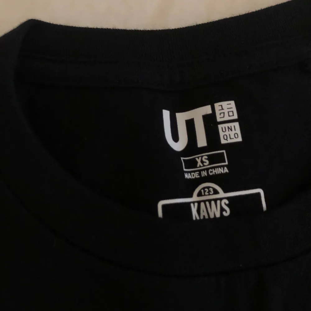 UNIQLO x Kaws tshirt storlek XS! Skicka meddelande vid frågor/ fler bilder 💕. T-shirts.