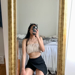 Ny croptop  - Helt oanvänd beige croptop. Tag finns kvar. Man kan har banden på olika sätt som på bilderna. Sååå fin till sommaren.