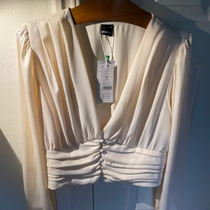 Vit blus från Gina Tricot - Vit blus. Aldrig använd. Nypris 399kr. Från Gina Tricot. Storlek 40. Lite för stor för mig som vanligtvis har storlek M.
