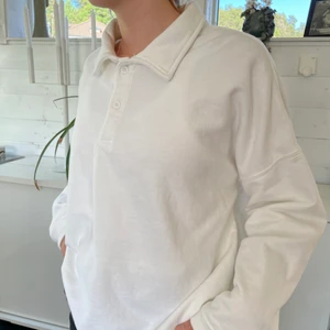 Brandy Melville Sweatshirt  - SÅLD.  Snygg brandy Melville sweatshirt som är använd en gång, sitter oversized💗