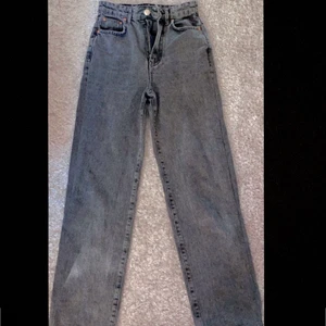 Jeans - Snygga jeans från Gina tricot. Köpte här från plick men dom var tyvärr för små. Stl 32🥰