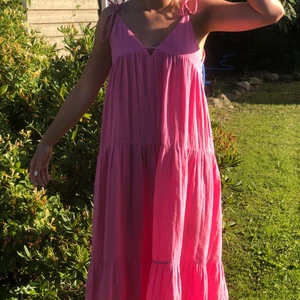 Rosa långklänning från Zara - Säljer denna superfina klänning från Zara då den inte kommit till användning. Prislappen är även kvar. Köparen står för frakten och vid många intressen blir det budgivning🌟🌟 skicka till mig om ni vill ha fler bilder. 