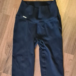 NYA 🌸 BLACK RIBBED SEAMLESS TIGHTS  - Helt nya BLACK RIBBED SEAMLESS TIGHTS från AIMN.  ENBART TESTADE! För små för mig så säljer vidare. ordinarie pris: 599:- MITT PRIS: 450. Storlek: XS. 