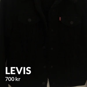 Levis jeans jacka svart🖤 - Svart fodrad jeansjacka, då den är fodrad så passar den bra till vår och höst, den är bara fodrad imitera av kroppen och inte på armarna🤍köpt för 1200 och har bara andvänds vid 2 tillfällen då den är lite liten för mig, mitt pris är 800 men kan diskuteras 