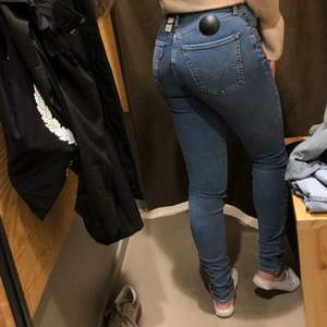 Mile high super skinny Levis jeans. Enbart använt fåtal gånger. (Ordinarie pris: 1125kr)
