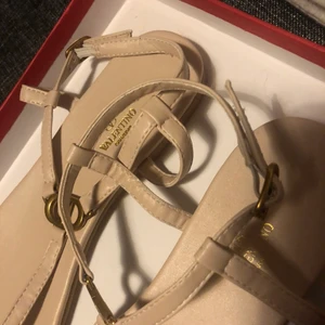 Valentino sandaletter 39 - Sandaletter från Valentino, självklart äkta. Säljes billigt då de är för små. 